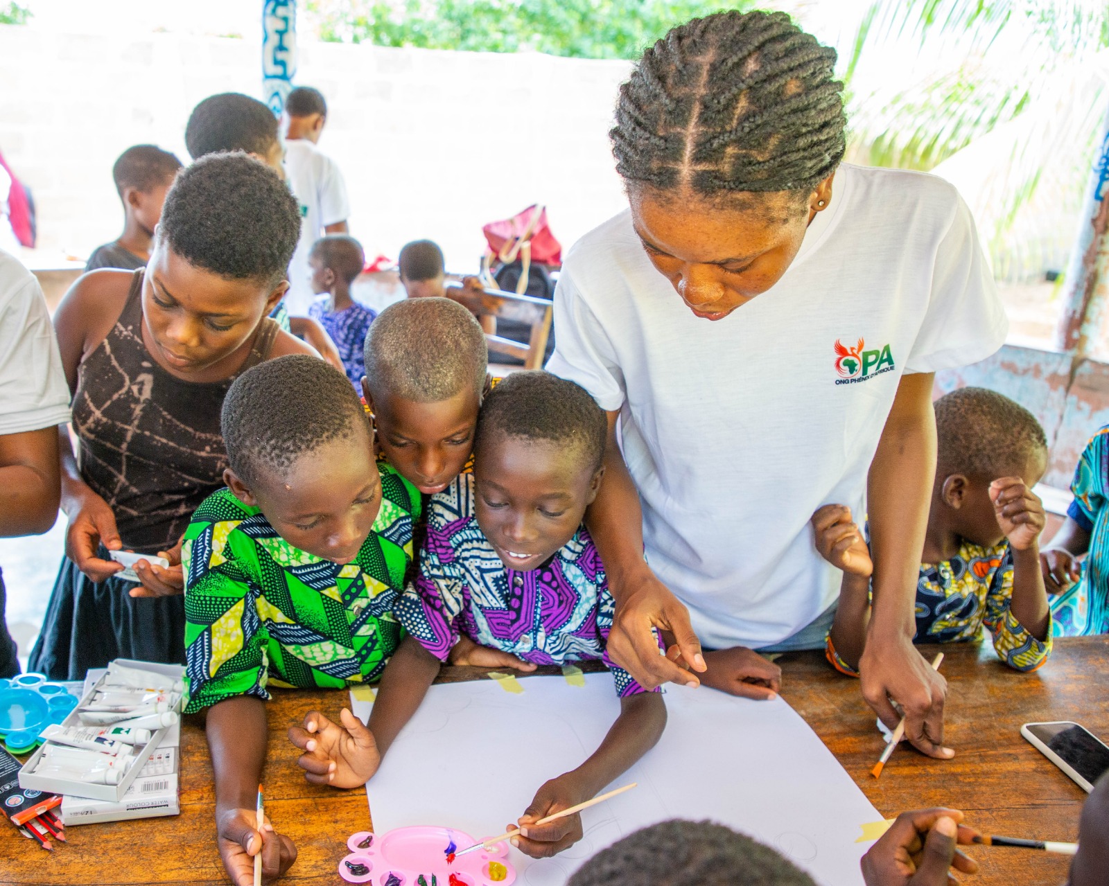 Filles travaillant avec des enfants